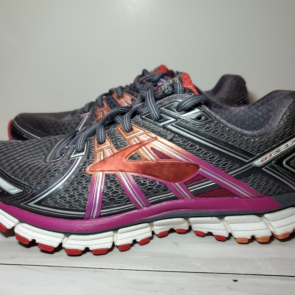 Brooks GTS 17 womens running shoe 8.5